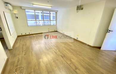 Imagem: O depósito possui 2 Vagas na garagem, 170m² de Área e está