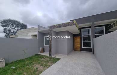 Imagem: A casa possui 3 Dormitórios, 2 Banheiros, 2 Vagas na garagem