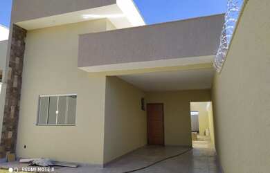 Imagem: A casa possui 2 Dormitórios, 2 Banheiros, 2 Vagas na garagem