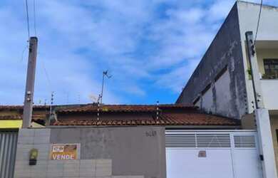 Imagem: A casa possui 4 Dormitórios, 2 Banheiros, 1 Vaga na garagem