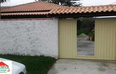 Imagem: A casa possui 3 Dormitórios, 1 Banheiro, 2 Vagas na garagem