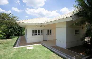 Imagem 2: Casa próxima ao clube. Churrasqueira, Lareira, 4 Vagas na garageme5 Dormitórios