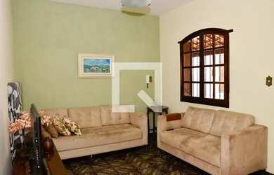 Imagem: A casa possui 3 Dormitórios, 2 Banheiros, 5 Vagas na garagem