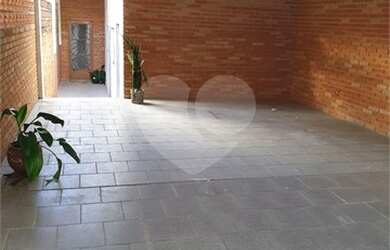 Imagem: A casa possui 3 Dormitórios, 3 Banheiros, 2 Vagas na garagem