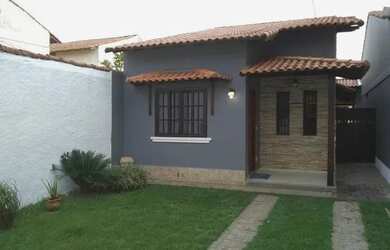 Imagem: A casa possui 2 Dormitórios, 1 Banheiro, 2 Vagas na garagem