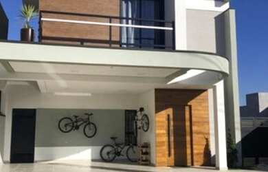 Imagem: A casa possui 3 Dormitórios, 3 Banheiros, 2 Vagas na garagem