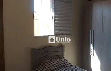 Imagem: A casa possui 3 Dormitórios, 1 Banheiro, 2 Vagas na garagem