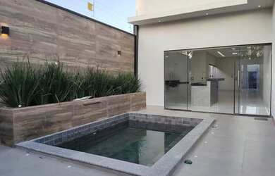 Imagem: A casa possui 3 Dormitórios, 4 Banheiros, 2 Vagas na garagem