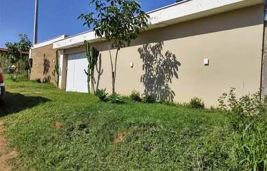 Imagem: A casa possui 2 Dormitórios, 5 Vagas na garagem e está localizado