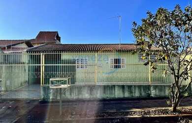 Imagem: A casa possui 3 Dormitórios, 2 Banheiros, 1 Vaga na garagem