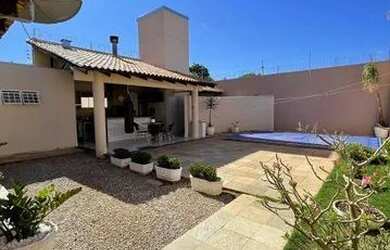 Imagem: A casa possui 3 Dormitórios, 3 Banheiros, 2 Vagas na garagem