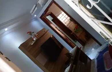 Imagem: A casa possui 3 Dormitórios, 1 Banheiro, 2 Vagas na garagem