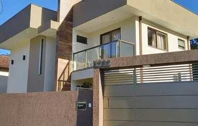 Imagem: A casa possui 4 Dormitórios, 3 Banheiros, 5 Vagas na garagem