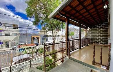 Imagem: A casa possui 4 Dormitórios, 1 Banheiro, 4 Vagas na garagem