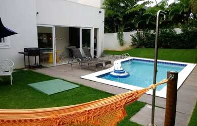 Imagem: A casa em condomínio possui 4 Dormitórios, 5 Banheiros, 2