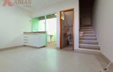 Imagem: A casa possui 1 Dormitório, 2 Banheiros, 1 Vaga na garagem