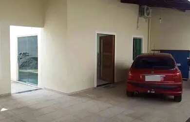 Imagem: A casa possui 2 Dormitórios, 1 Banheiro, 1 Vaga na garagem