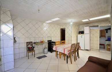 Imagem: A casa possui 4 Dormitórios, 3 Banheiros, 2 Vagas na garagem