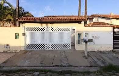 Imagem: A casa possui 2 Dormitórios, 2 Banheiros, 2 Vagas na garagem