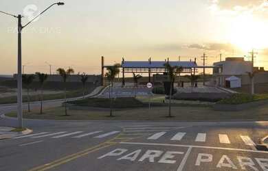 Imagem: A casa em condomínio possui 3 Dormitórios, 1 Banheiro, 4 Vagas