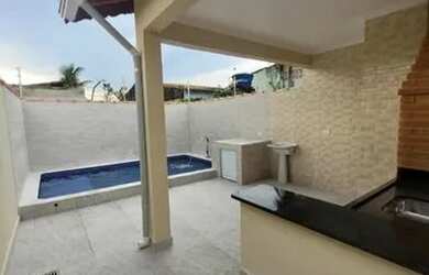 Imagem: A casa possui 3 Dormitórios, 2 Banheiros, 1 Vaga na garagem