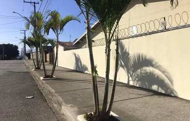 Imagem: A casa possui 2 Dormitórios, 2 Banheiros, 2 Vagas na garagem