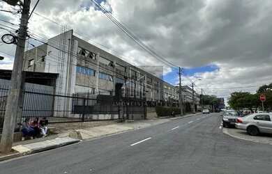 Imagem: O depósito possui 5 Vagas na garagem e 3984m² de Área e está