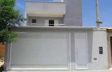 Imagem: A casa possui 3 Dormitórios, 3 Banheiros, 4 Vagas na garagem