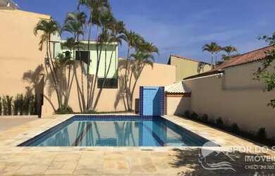 Imagem: A casa possui 4 Dormitórios, 2 Banheiros, 4 Vagas na garagem