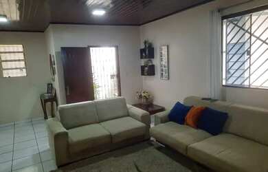 Imagem: A casa possui 4 Dormitórios, 2 Banheiros, 2 Vagas na garagem