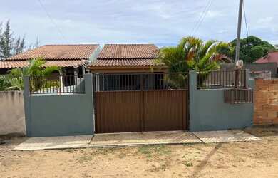 Imagem: A casa possui 2 Dormitórios, 2 Banheiros, 2 Vagas na garagem