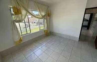 Imagem: A casa possui 3 Dormitórios, 2 Banheiros, 1 Vaga na garagem