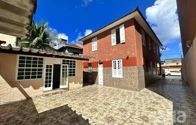 Imagem: A casa possui 4 Dormitórios, 3 Banheiros, 5 Vagas na garagem