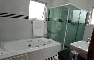 Imagem: A casa possui 3 Dormitórios, 5 Banheiros, 4 Vagas na garagem