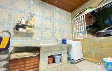 Imagem: A casa possui 5 Dormitórios, 2 Banheiros, 5 Vagas na garagem