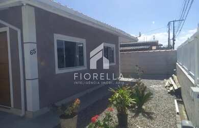 Imagem: A casa possui 3 Dormitórios, 2 Banheiros, 2 Vagas na garagem