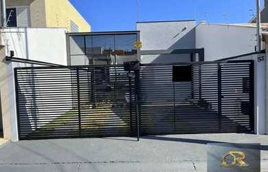 Imagem: A casa possui 2 Dormitórios, 1 Banheiro, 2 Vagas na garagem