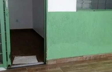 Imagem: A casa possui 1 Dormitório, 2 Banheiros e 1 Vaga na garagem