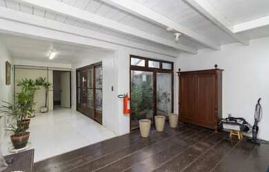 Imagem: A casa possui 2 Dormitórios, 2 Banheiros, 250m² de Área e