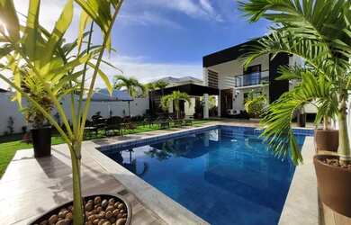 Imagem: A casa em condomínio possui 5 Dormitórios, 5 Banheiros, 4