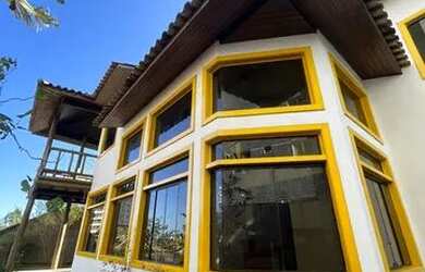 Imagem: A casa possui 4 Dormitórios, 3 Banheiros, 2 Vagas na garagem