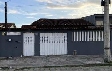 Imagem: A casa possui 2 Dormitórios, 2 Banheiros, 2 Vagas na garagem