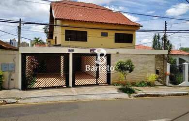 Imagem: A casa possui 4 Dormitórios, 3 Banheiros e 500m² de Área