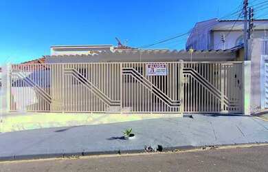 Imagem: A casa possui 3 Dormitórios, 1 Banheiro, 144m² de Área, Área