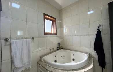 Imagem: A casa possui 4 Dormitórios, 4 Banheiros, 5 Vagas na garagem