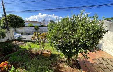 Imagem: A casa possui 3 Dormitórios, 2 Banheiros, 1 Vaga na garagem
