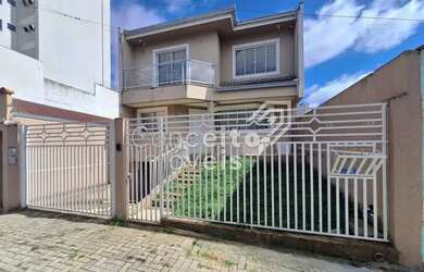 Imagem: A casa possui 3 Dormitórios, 2 Banheiros, 2 Vagas na garagem