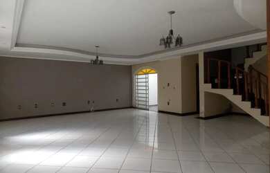 Imagem: A casa possui 4 Dormitórios, 5 Banheiros, 3 Vagas na garagem