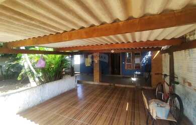 Imagem: A casa possui 2 Dormitórios, 1 Banheiro, 2 Vagas na garagem