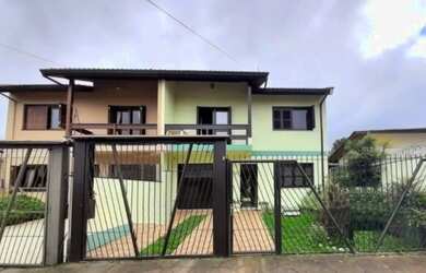 Imagem: A casa possui 3 Dormitórios, 2 Banheiros, 1 Vaga na garagem